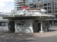 905983 Gezicht op de kiosk op het plein Vredenburg te Utrecht, die gesloopt gaat worden.